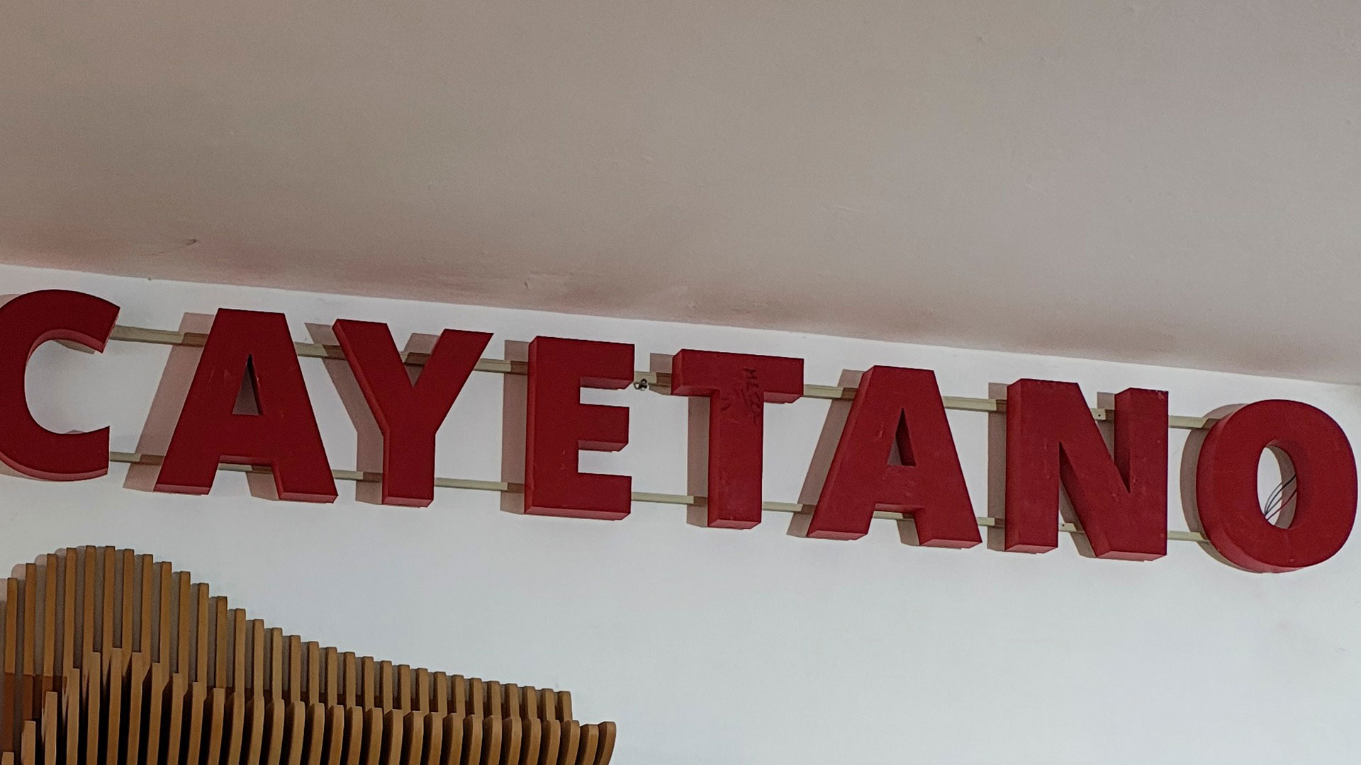 Letras corpóreas para Cayetano