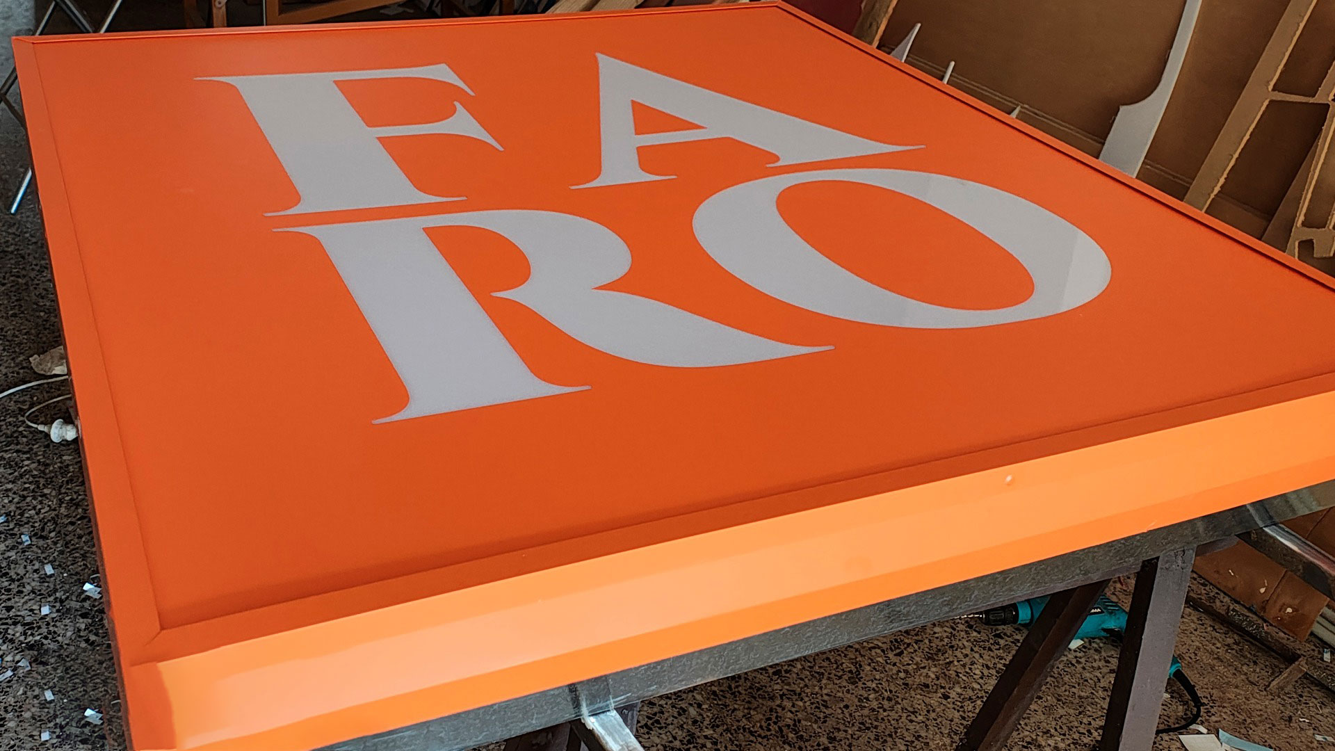 Cartel luminoso para Faro